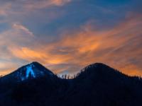 Ein letztes Glühen an verzerrten Abendwolken über Aschau